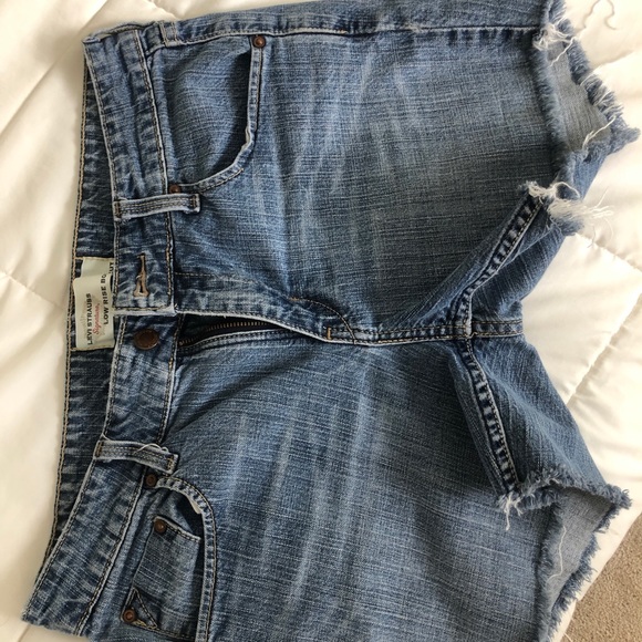 Vintage low rise Levi denim shorts - Picture 3 of 4